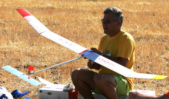 Rimantas Indrišionis su aviamodeliu